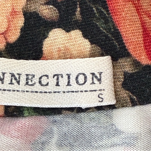 Floral Peruvian Connection v-neck with ruching - Picture 11 of 11